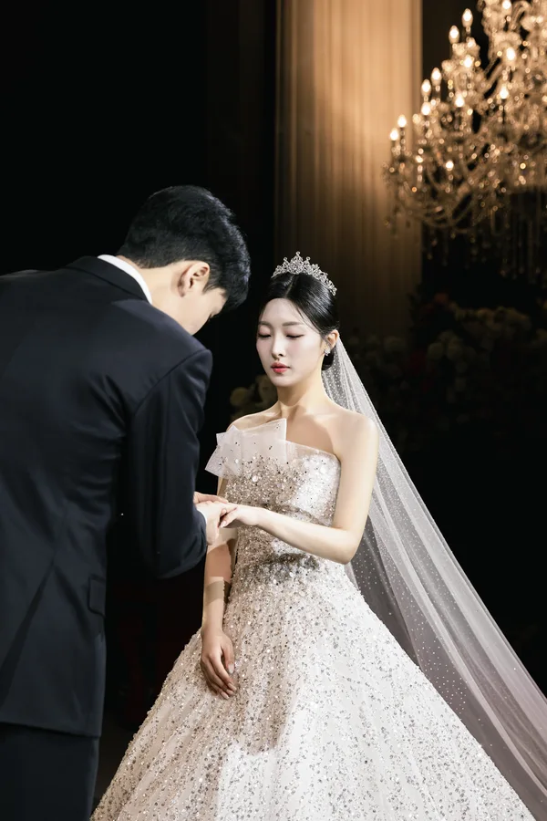 신랑이 신부 손가락에 반지를 끼워주는 예물 교환 순간 클로즈업